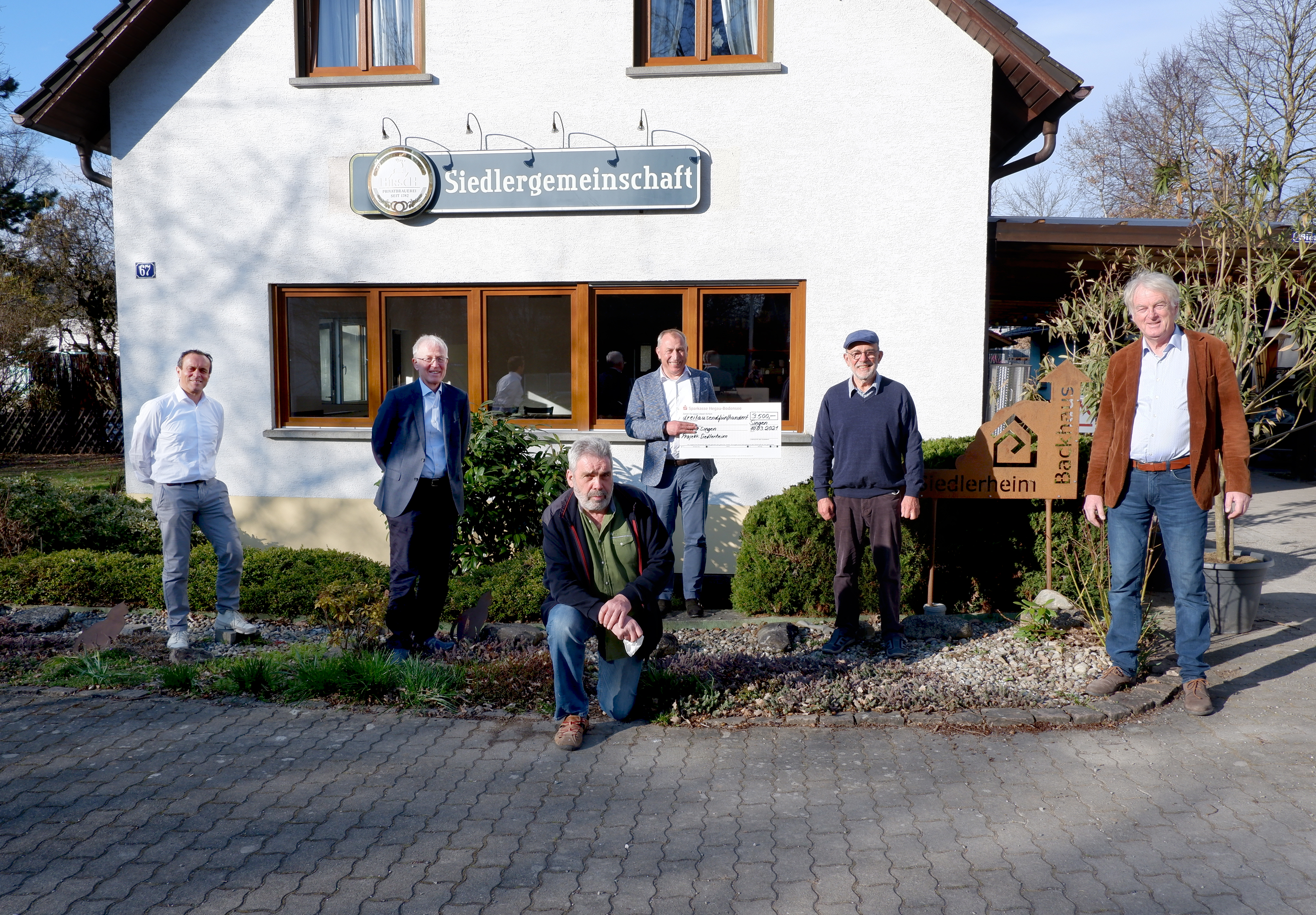 Von links nach rechts: Gert Luckenhuber (Lions Club), Pius Netzhammer (Lions Club), Christian Siebold (Siedlerheim), Christoph Roth (Präsident Lions Club), Willy Wagenblast und Udo Engelhardt (Singener Tafel)